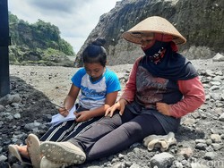Ini Wanda, Gadis Cilik yang Belajar Online di Sungai Gendol