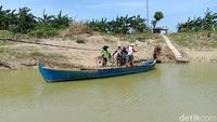 Warga Kudus Puluhan Tahun Seberangi Sungai dengan Perahu Tambang