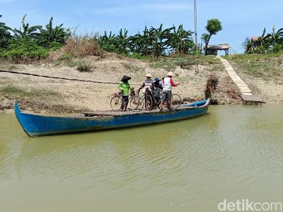 Warga Kudus Puluhan Tahun Seberangi Sungai dengan Perahu Tambang
