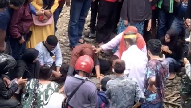Warga mengerumuni buaya diduga jadi-jadian di Sungai Tallo, Makassar (dok. Istimewa).