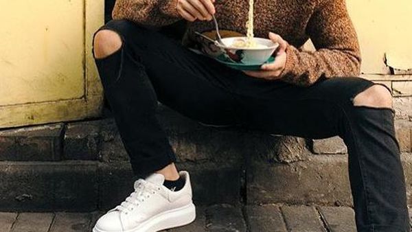 Pose Keren Yoshi Sudarso saat Ngopi dan Jajan Mie Ayam