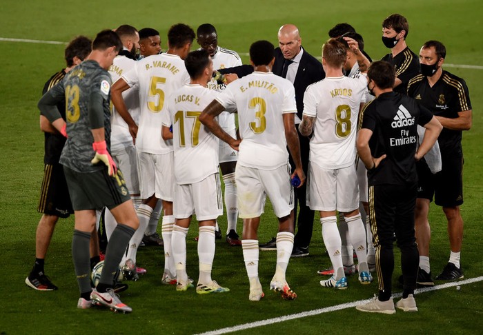 MADRID, SPAIN - JULY 10: Zinédine Zidane (C), head coach of Real Madrid gives instructions to the team during a drinking break during the Liga match between Real Madrid CF and Deportivo Alaves at Estadio Alfredo Di Stefano on July 10, 2020 in Madrid, Spain. (Photo by Denis Doyle/Getty Images)