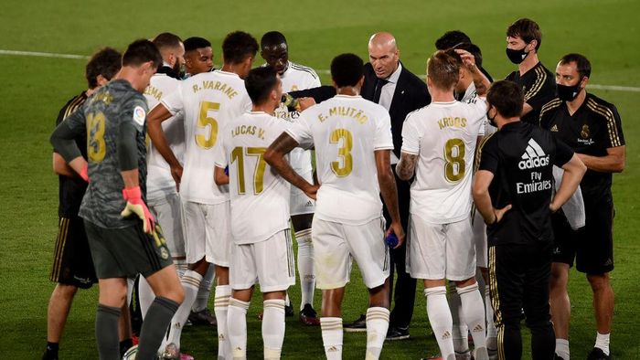 Zinedine Zidane MADRID, SPAIN - JULY 10: Zinédine Zidane (C), head coach of Real Madrid gives instructions to the team during a drinking break during the Liga match between Real Madrid CF and Deportivo Alaves at Estadio Alfredo Di Stefano on July 10, 2020 in Madrid, Spain. (Photo by Denis Doyle/Getty Images)