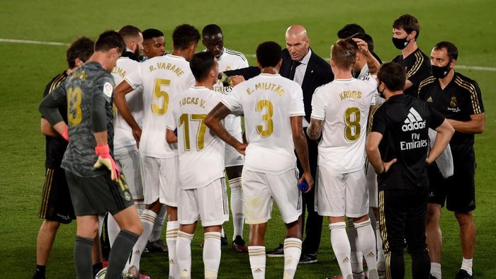 MADRID, SPAIN - JULY 10: Zinédine Zidane (C), head coach of Real Madrid gives instructions to the team during a drinking break during the Liga match between Real Madrid CF and Deportivo Alaves at Estadio Alfredo Di Stefano on July 10, 2020 in Madrid, Spain. (Photo by Denis Doyle/Getty Images)
