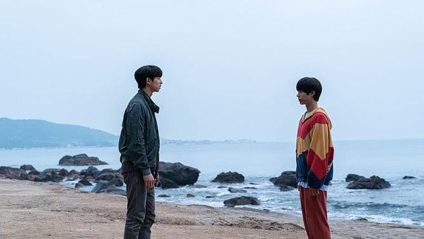 Adegan film Seo Bok yang diperankan Gong Yoo dan Park Bo Gum