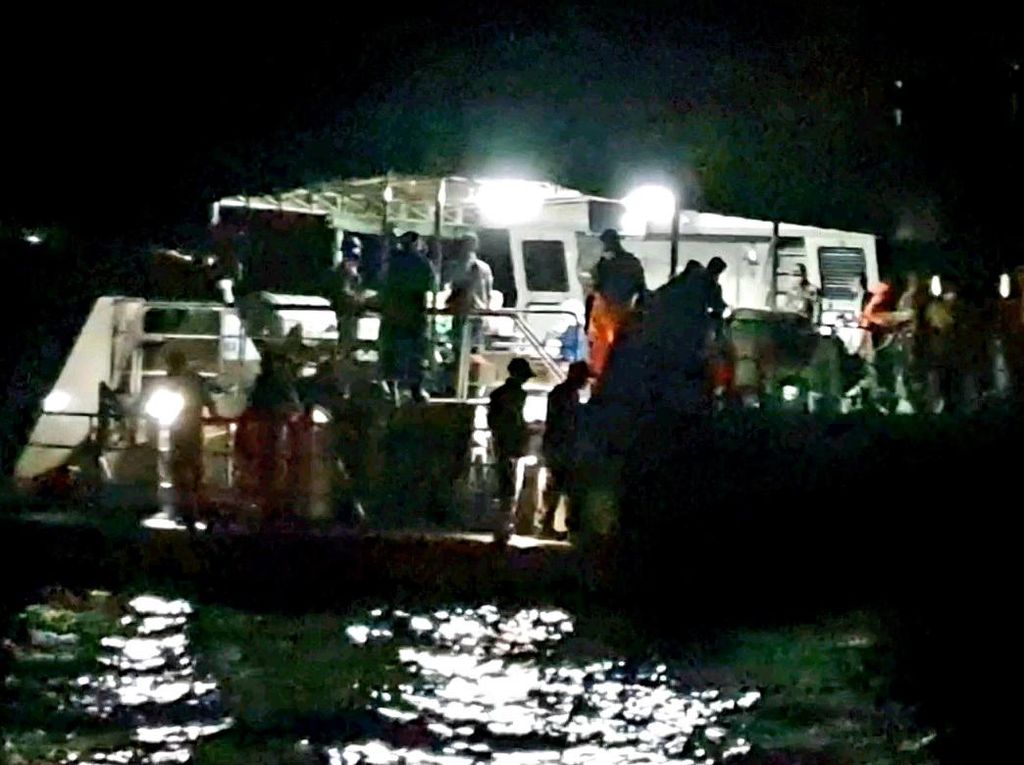 Kapal Ambulans Laut di Makassar Bocor, 25 Tenaga Medis Dinkes Dievakuasi Kapal Ambulans Laut di Makassar Bocor, 25 Tenaga Medis Dinkes Dievakuasi