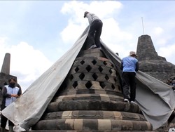 Antisipasi Hujan Abu Merapi, Candi Borobudur Diselimuti
