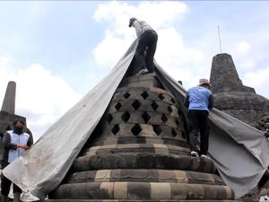 Antisipasi Hujan Abu Merapi, Candi Borobudur Diselimuti Antisipasi Hujan Abu Merapi, Candi Borobudur Diselimuti