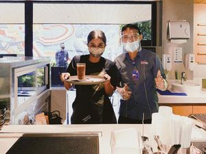 Heboh! Awkarin Kerja Jadi Barista dan Pelayan di Gerai KFC