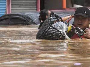 Banjir Besar Melanda Ibu Kota Filipina, Satu Orang Tewas Banjir Besar Melanda Ibu Kota Filipina, Satu Orang Tewas