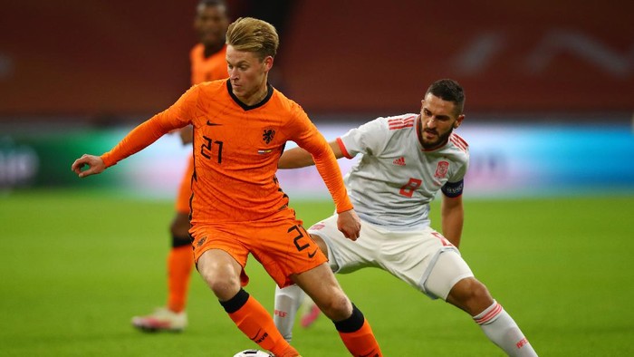 AMSTERDAM, NETHERLANDS - NOVEMBER 11: Frenkie de Jong of Netherlands battles for possession with Koke of Spain during the international friendly match between Netherlands and Spain at Johan Cruijff Arena on November 11, 2020 in Amsterdam, Netherlands. Sporting stadiums around Netherlands remain under strict restrictions due to the Coronavirus Pandemic as Government social distancing laws prohibit fans inside venues resulting in games being played behind closed doors. (Photo by Dean Mouhtaropoulos/Getty Images)