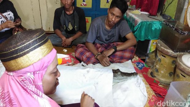 Buaya diduga jadi-jadian yang ditemukan di Sungai Tallo Makassar diamankan warga di rumahnya (Hermawan-detikcom).
