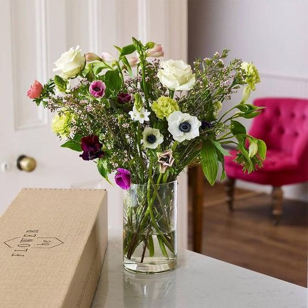 Mengirimi nenek karangan bunga merupakan tindakan manis dan wujud rasa sayang kepadanya.