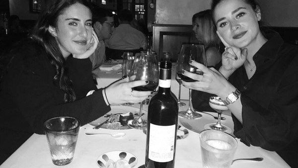 Cantiknya Cucu Joe Biden, Naomi Biden Saat Dinner dan Minum Cola