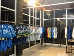 Cerita Bobotoh Kuningan Wujudkan Mimpinya Buka Toko Merchandise Resmi