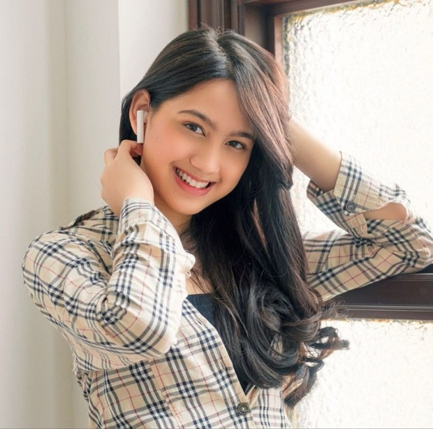 Foto: Ratu JKT48/pinterest/MELODYJKT48 Ratu memakai kemeja kotak-kotak