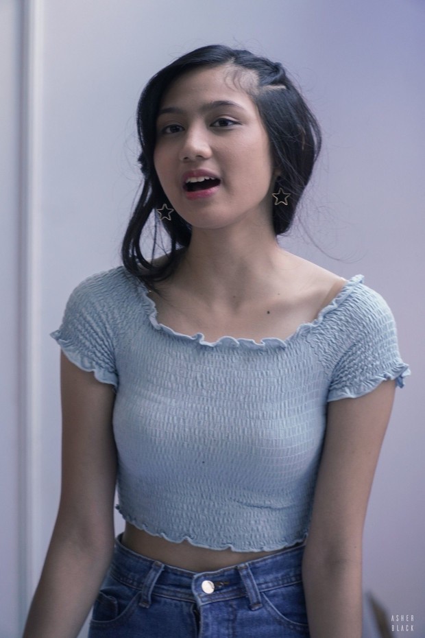 Foto: Ratu JKT48/pinterest/MELODYJKT48 Ratu memakai sabrina crop top