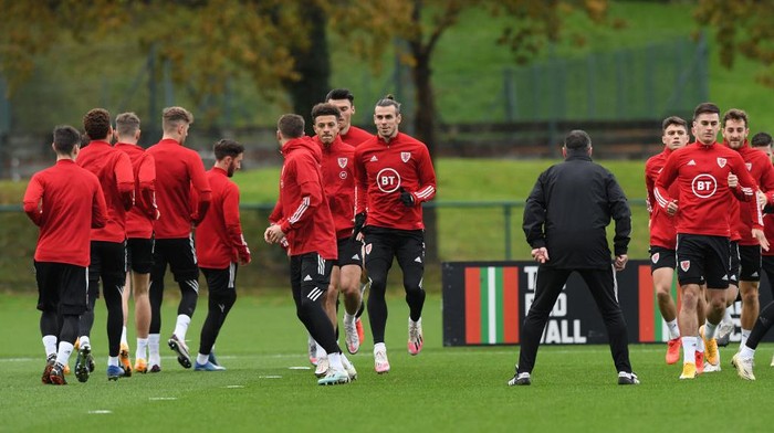 CARDIFF, WALES - NOVEMBER 11: Wales player Gareth Bale (c) in action with team mates during the warm up during Wales training ahead of their friendly International match against USA at Vale Resort on November 11, 2020 in Cardiff, Wales. (Photo by Stu Forster/Getty Images)