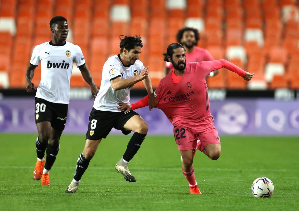 VALENCIA, SPAIN - NOVEMBER 08: Isco of Real Madrid battles for possession with Carlos Soler of Valencia during the La Liga Santander match between Valencia CF and Real Madrid at Estadio Mestalla on November 08, 2020 in Valencia, Spain. Sporting stadiums around Spain remain under strict restrictions due to the Coronavirus Pandemic as Government social distancing laws prohibit fans inside venues resulting in games being played behind closed doors. (Photo by Angel Martinez/Getty Images)