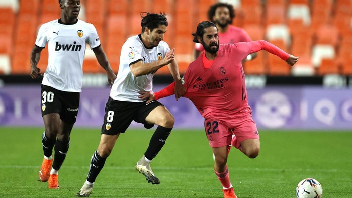 VALENCIA, SPAIN - NOVEMBER 08: Isco of Real Madrid battles for possession with Carlos Soler of Valencia during the La Liga Santander match between Valencia CF and Real Madrid at Estadio Mestalla on November 08, 2020 in Valencia, Spain. Sporting stadiums around Spain remain under strict restrictions due to the Coronavirus Pandemic as Government social distancing laws prohibit fans inside venues resulting in games being played behind closed doors. (Photo by Angel Martinez/Getty Images)
