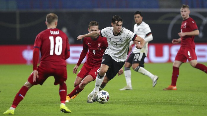 Germanys Florian Neuhaus controls the ball during the friendly soccer match between Germany and Czech Republic in Leipzig, Germany, Wednesday, Nov. 11, 2020. (AP Photo/Michael Sohn)