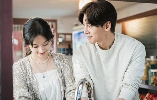 Ji Chang Wook & Kim Ji Won Cuci Piring Bersama/ Foto: Soompi