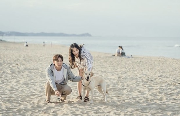 Ji Chang Wook & Kim Ji Won di Pantai/ Foto: Soompi