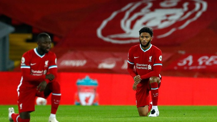 LIVERPOOL, ENGLAND - SEPTEMBER 28: Joe Gomez of Liverpool takes a knee in support of the Black Lives Matter movement during the Premier League match between Liverpool and Arsenal at Anfield on September 28, 2020 in Liverpool, England. Sporting stadiums around the UK remain under strict restrictions due to the Coronavirus Pandemic as Government social distancing laws prohibit fans inside venues resulting in games being played behind closed doors. (Photo by Jason Cairnduff - Pool/Getty Images)