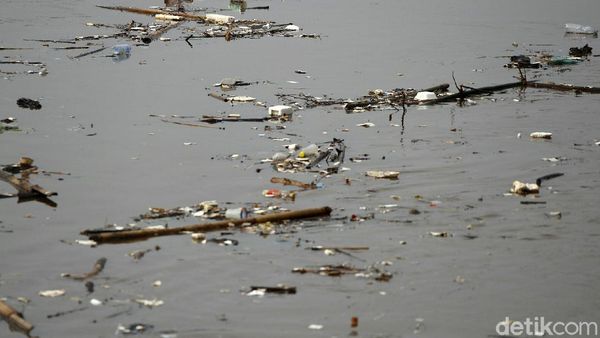 Kali Ciliwung di Bukit Duri Dipenuhi Sampah