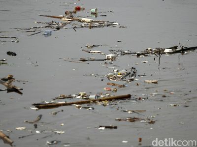 Kali Ciliwung di Bukit Duri Dipenuhi Sampah