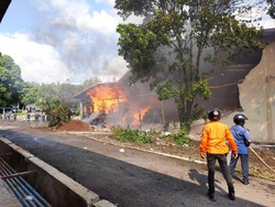 Api yang Membakar Gudang Kapas di Bandung Akhirnya Berhasil Dipadamkan