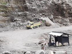 Gunung Merapi Siaga, Masih Ada Penambangan Pasir di Sungai Gendol
