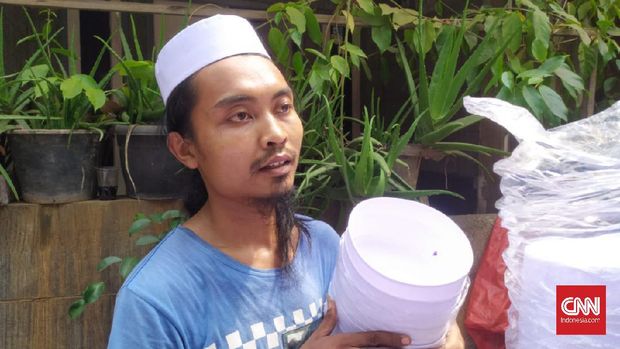 Pedagang peci, Fauzi.