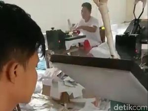 Order Atribut Pilkada Turun, Konveksi di Lamongan Beralih Garap Kaus Komunitas Order Atribut Pilkada Turun, Konveksi di Lamongan Beralih Garap Kaus Komunitas