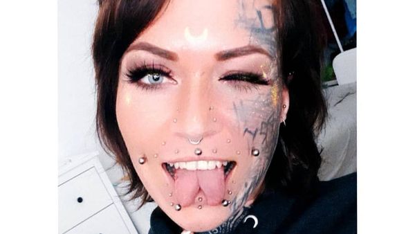 Punya Penampilan Ekstrem, Wanita Bertato Ini Mengaku Pernah Diludahi Orang