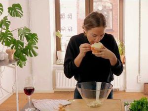 Masak Pakai Mulut dan Kaki, 5 Aksi Masak Ini Bikin Nafsu Makan Hilang