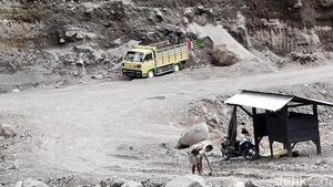 Penambang Pasir di Lereng Merapi Tetap Beraksi Disaat Siaga