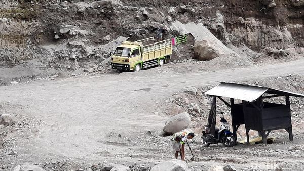Penambang Pasir di Lereng Merapi Tetap Beraksi Disaat Siaga