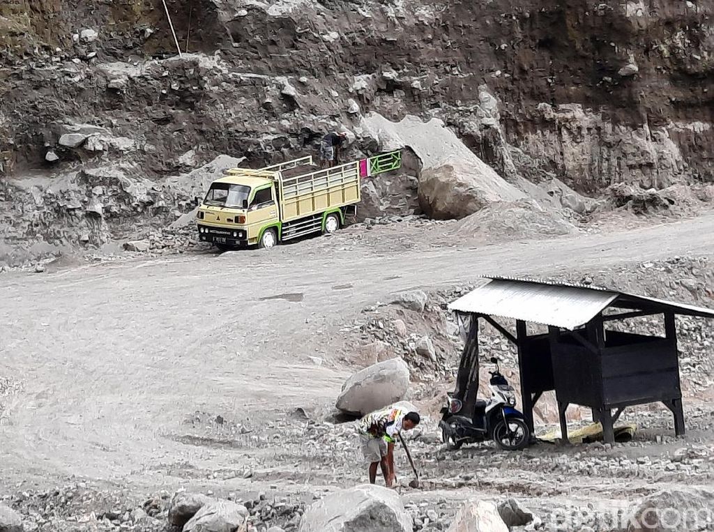 Penambang Pasir di Lereng Merapi Tetap Beraksi Disaat Siaga Penambang Pasir di Lereng Merapi Tetap Beraksi Disaat Siaga