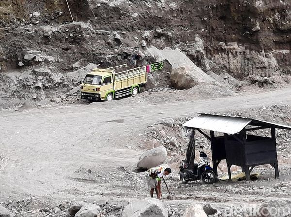 Penambang Pasir di Lereng Merapi Tetap Beraksi Disaat Siaga