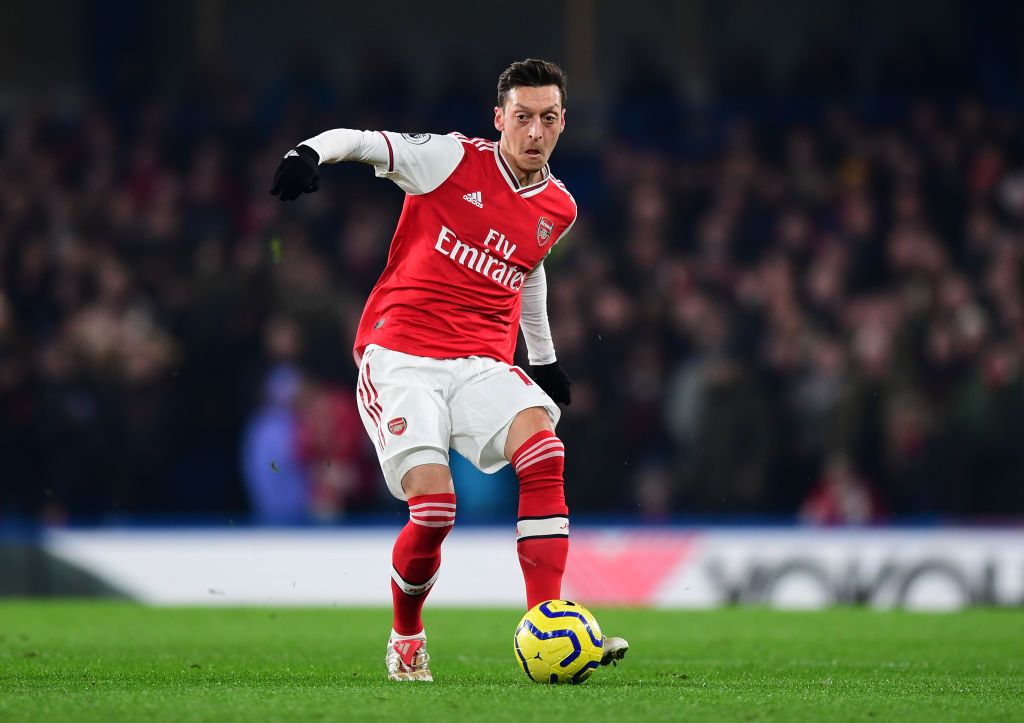 LONDON, ENGLAND - JANUARY 21:  Mesut Ozil of Arsenal passes the ball during the Premier League match between Chelsea FC and Arsenal FC at Stamford Bridge on January 21, 2020 in London, United Kingdom. (Photo by Shaun Botterill/Getty Images)