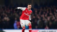 Di nomor 3 ada pemain Arsenal yang dicoret dari skuad utama yaitu Mesut Oezil. Gaji per pekannya sebesar 350 ribu paun atau setara Rp 6,5 miliar (Getty Images/Shaun Botterill)