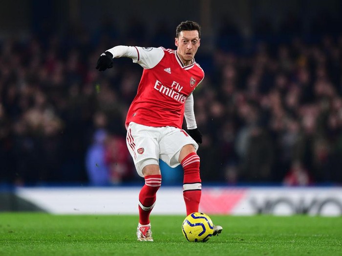 LONDON, ENGLAND - JANUARY 21:  Mesut Ozil of Arsenal passes the ball during the Premier League match between Chelsea FC and Arsenal FC at Stamford Bridge on January 21, 2020 in London, United Kingdom. (Photo by Shaun Botterill/Getty Images)
