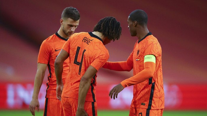 Netherlands Nathan Ake, center, leaves the pitch with a hamstring injury during the international friendly soccer match between The Netherlands and Spain at the Johan Cruyff ArenA in Amsterdam, Netherlands, Wednesday, Nov. 11, 2020. (Dean Mouhtaropoulos via AP Photo, Pool)