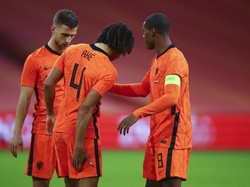 Ake Cedera, De Boer: Uang Penting, tapi Pemain Harus Dijaga