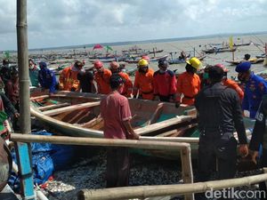 Ombak Besar Terjang Pesisir Kenjeran Surabaya, Total Ada 59 Perahu Rusak