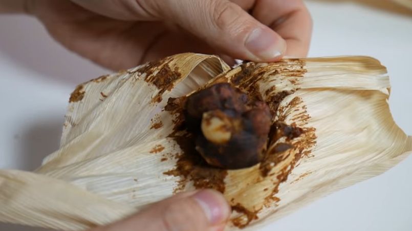 Orang Korea Cicip Oleh-oleh Khas Makassar