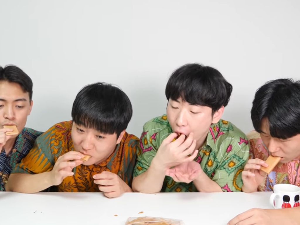 Intip Yuk Reaksi Lucu Orang Korea Saat Cicip Oleh-oleh khas Makassar Intip Yuk Reaksi Lucu Orang Korea Saat Cicip Oleh-oleh khas Makassar