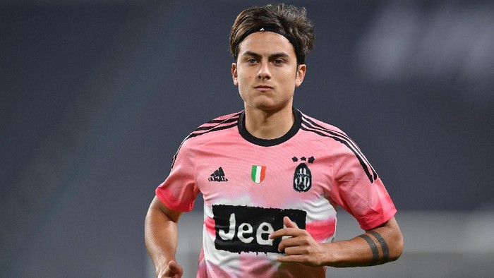 TURIN, ITALY - OCTOBER 25:  Paulo Dybala of Juventus looks on during the Serie A match between Juventus and Hellas Verona FC at Allianz Stadium on October 25, 2020 in Turin, Italy.  (Photo by Valerio Pennicino/Getty Images)