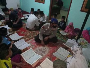 Di Sela Tugas Rutin, Polisi Ini Ajari Anak-anak Desa Mengaji